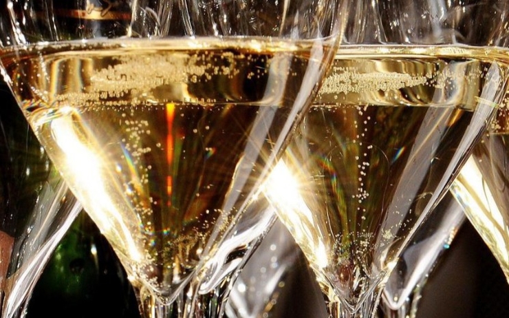 Tips To Consider While Enjoying Your Favorite Champagne