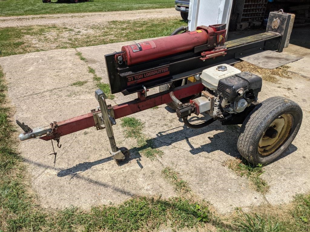 How do electric log splitters compare to gas-powered ones in terms of power?